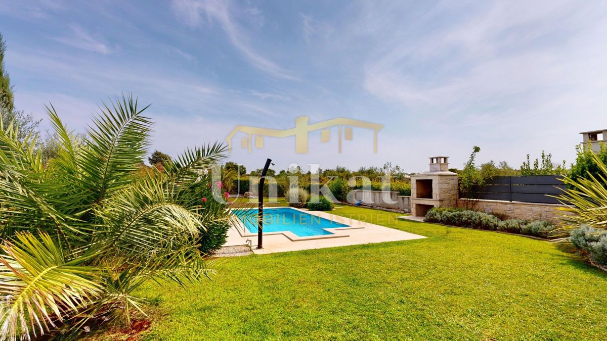 Čudovita dvojna hiša s bazenom